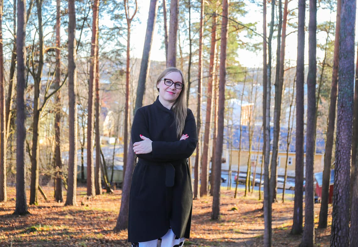 Inna Lisko seisoo Jyväskylä yliopiston Seminaarinmäellä pienen metsikön edessä syksyllä 2021. Kuva: Maria Hämäläinen
