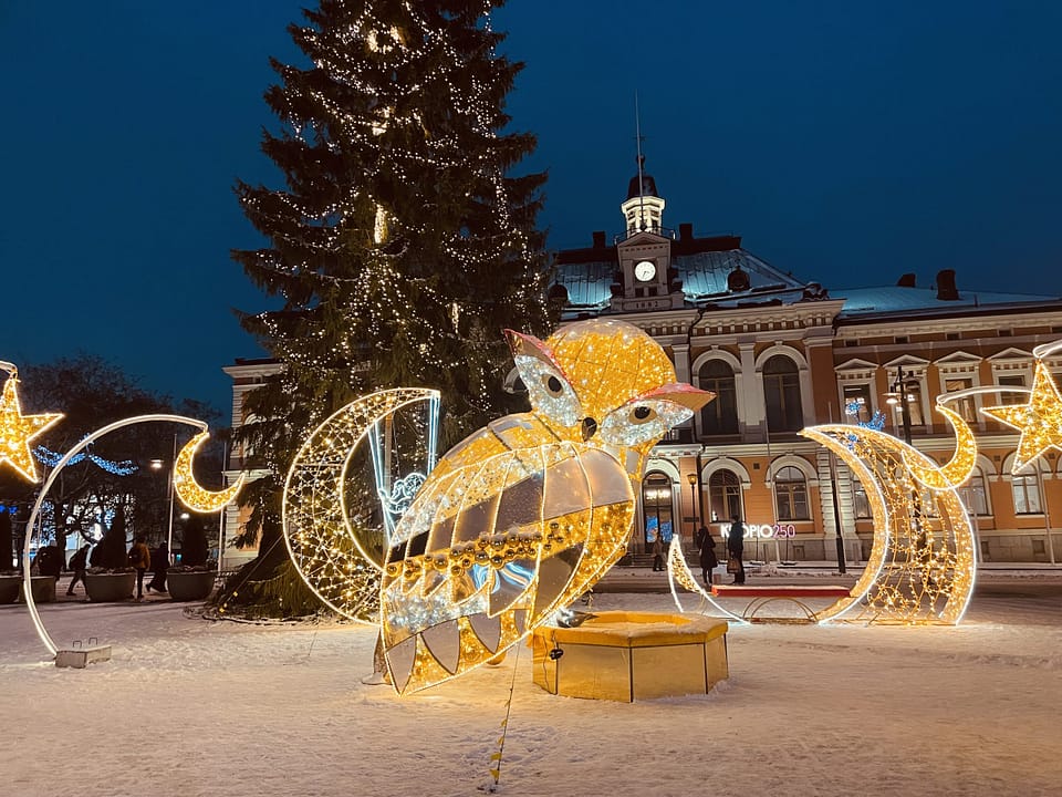 Jouluvalopöllö Kuopion torilla joulukuussa 2025. Kuva: Inna Lisko